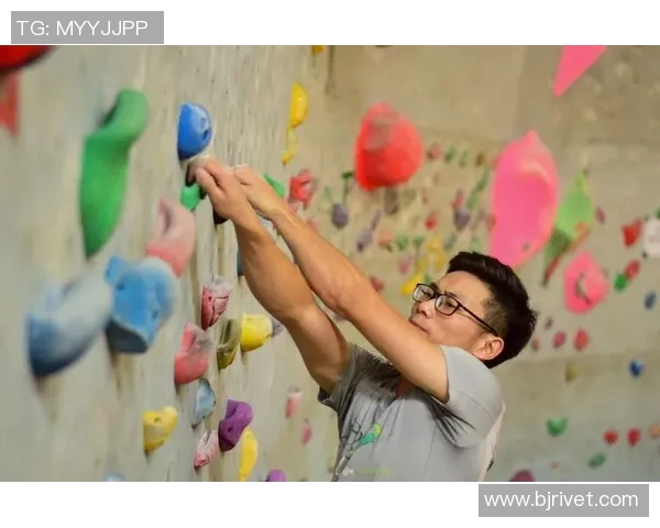 广州攀岩队区域防守战术解析与攀岩热点探讨